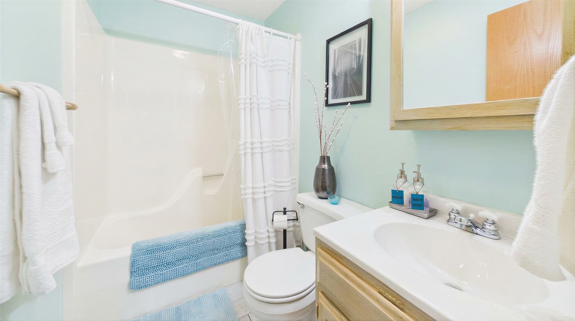 025_BATH 2 MAIN LEVEL.jpg