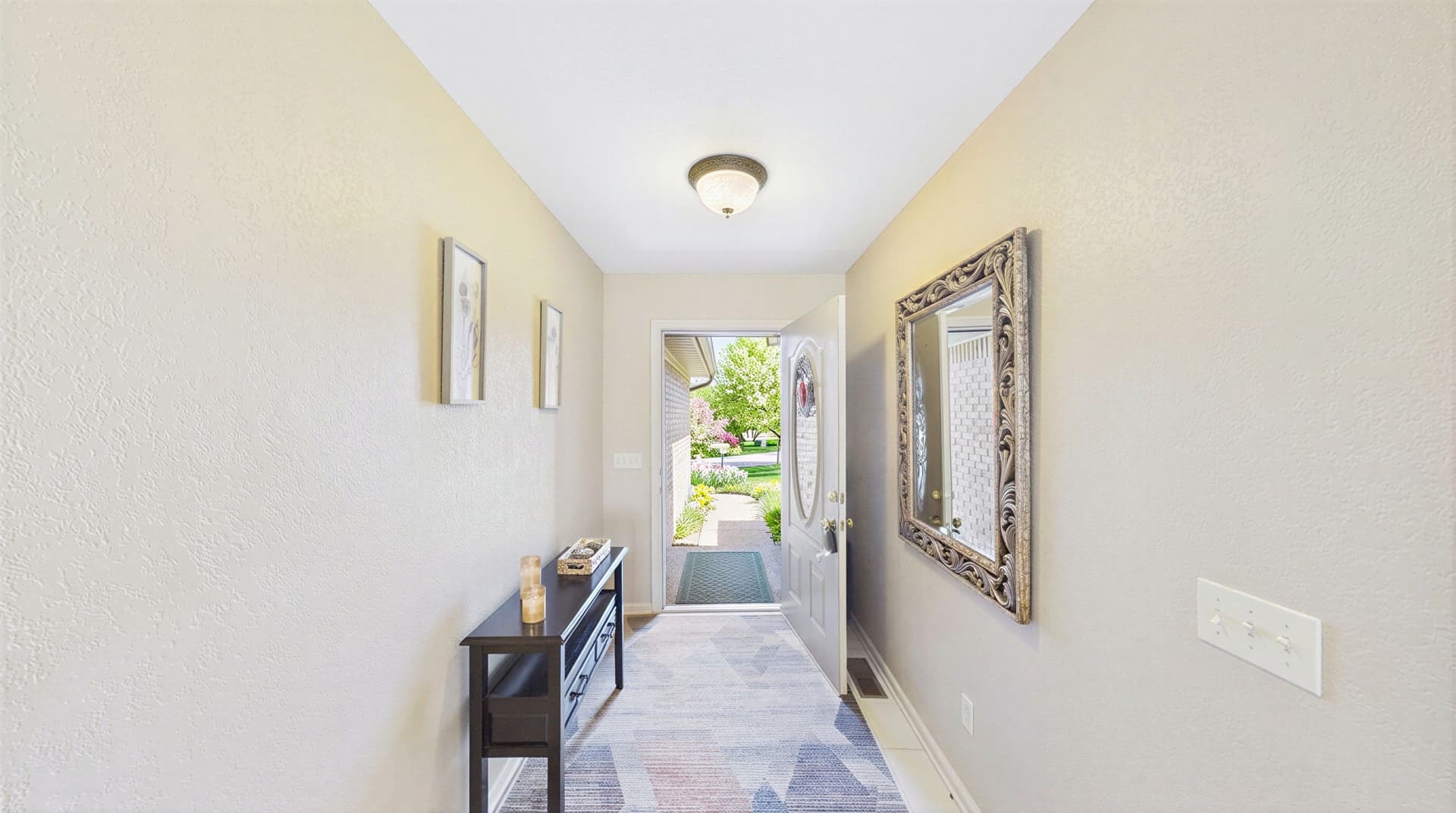 006_Entrance Hall.jpg