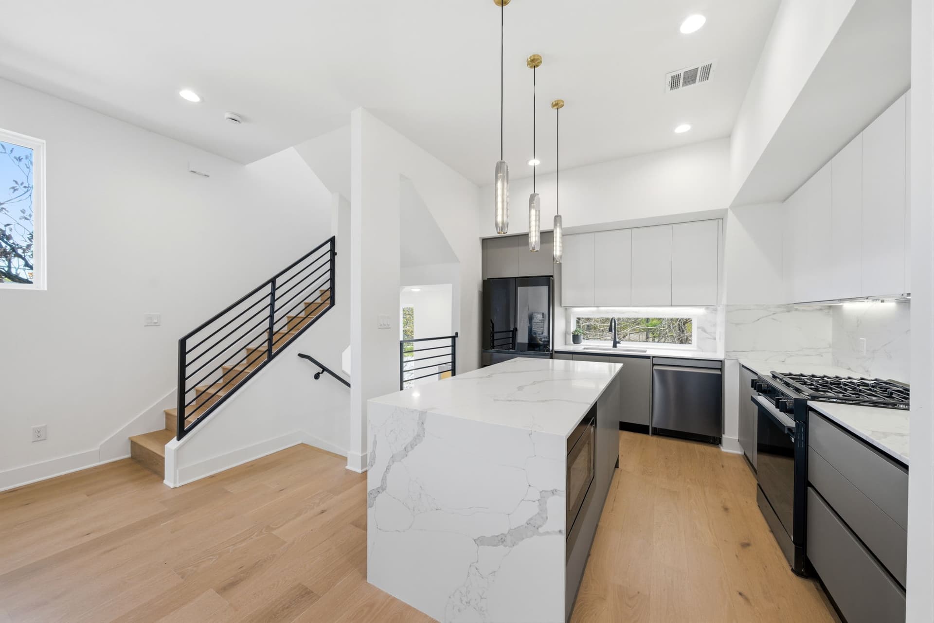 5-web-or-mls-003_1607 Barbee St HDR-53.jpg