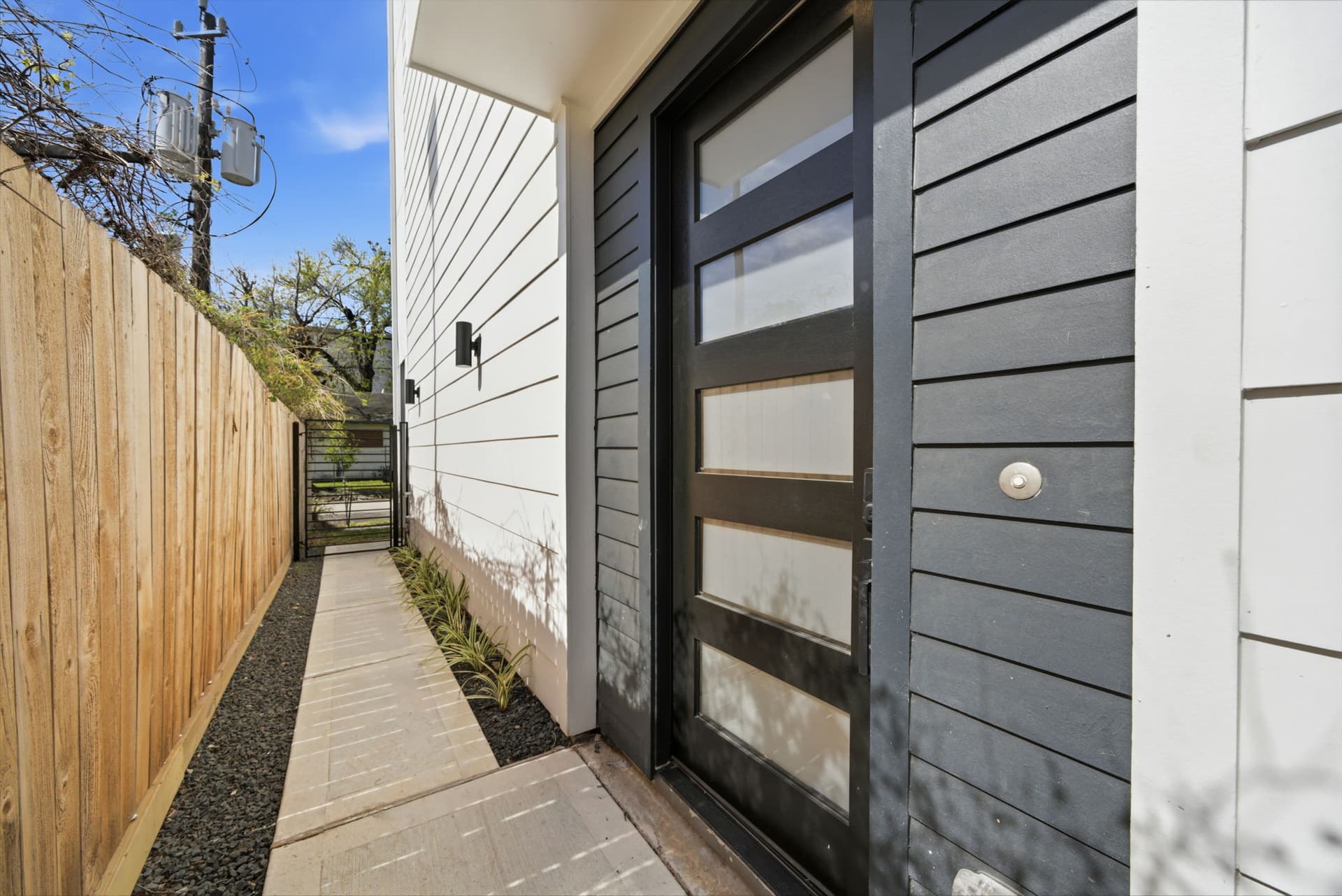 1607 Barbee St Entry.jpg